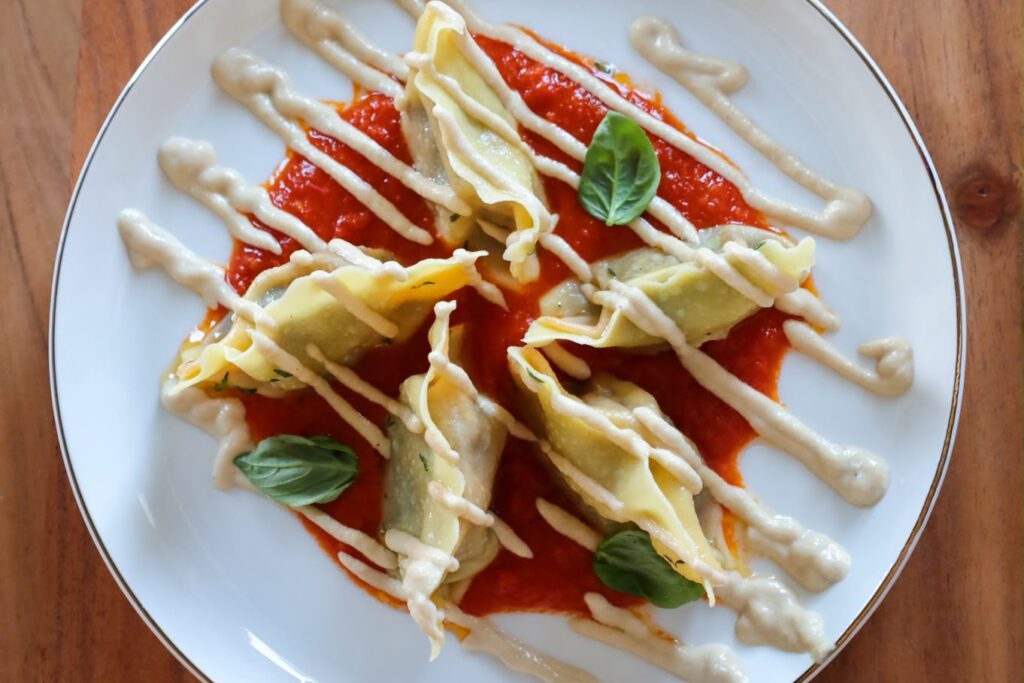 Pasta fresca ripiena impiattata con salsa di pomodoro e basilico