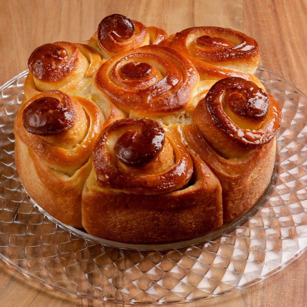 Torta di rose appena sfornata
