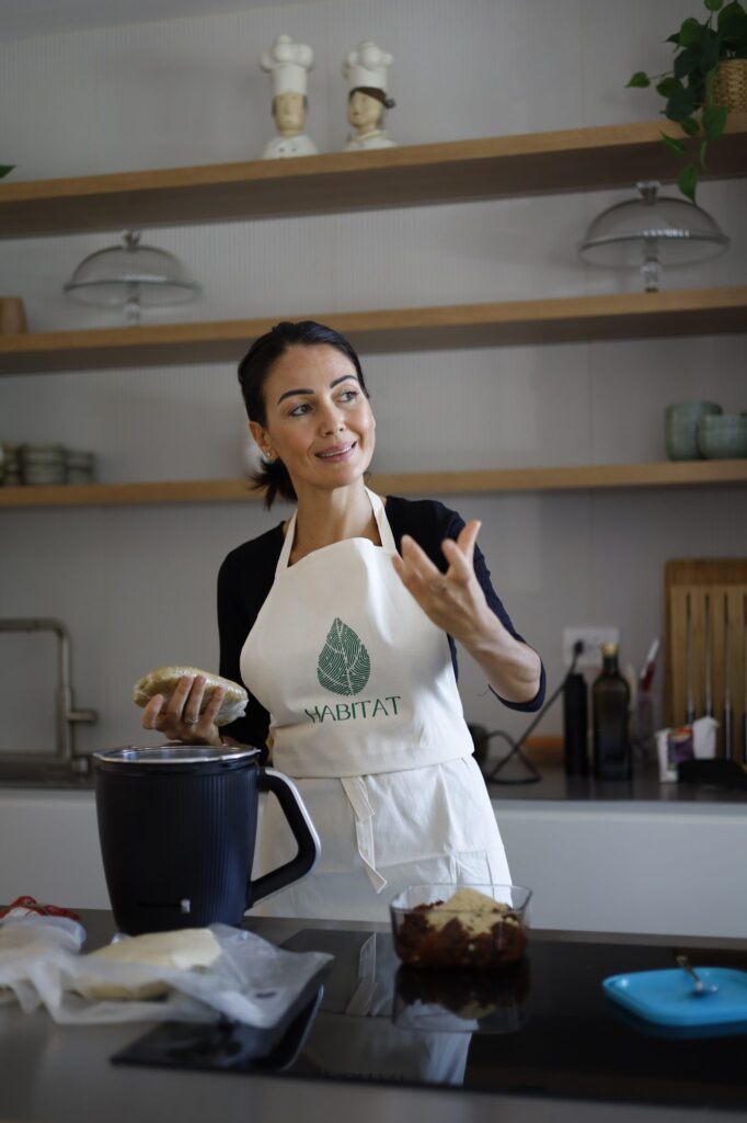 Lezione in cucina durante il corso di lievitati