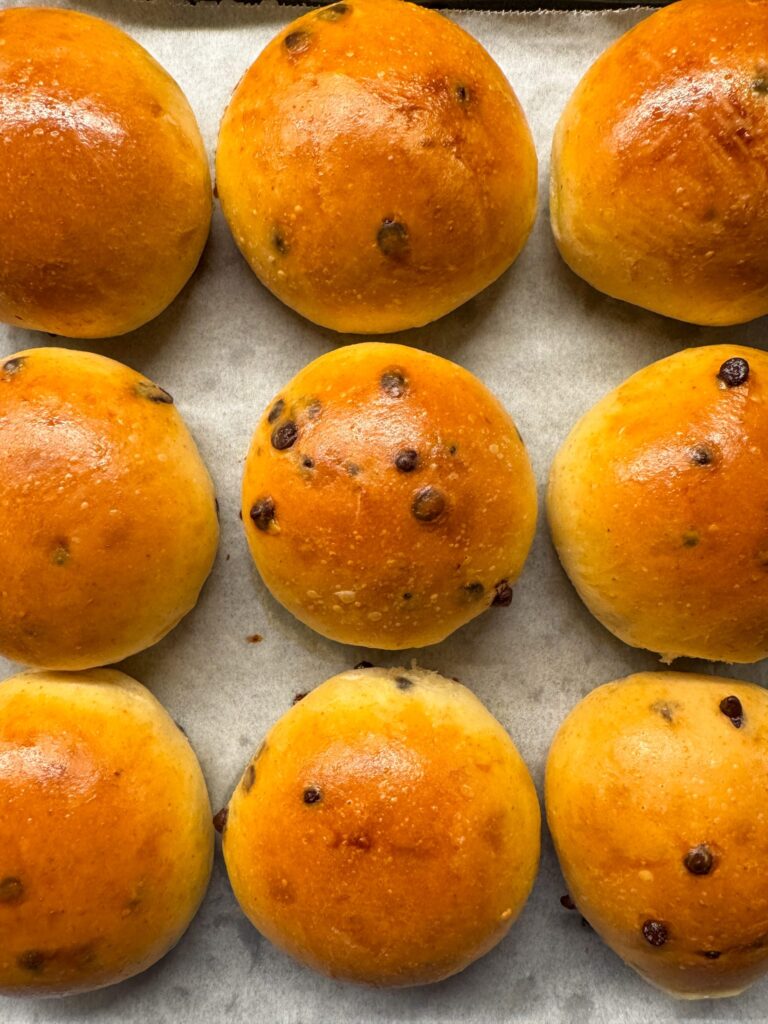 Brioche con gocce di cioccolato appena cotte