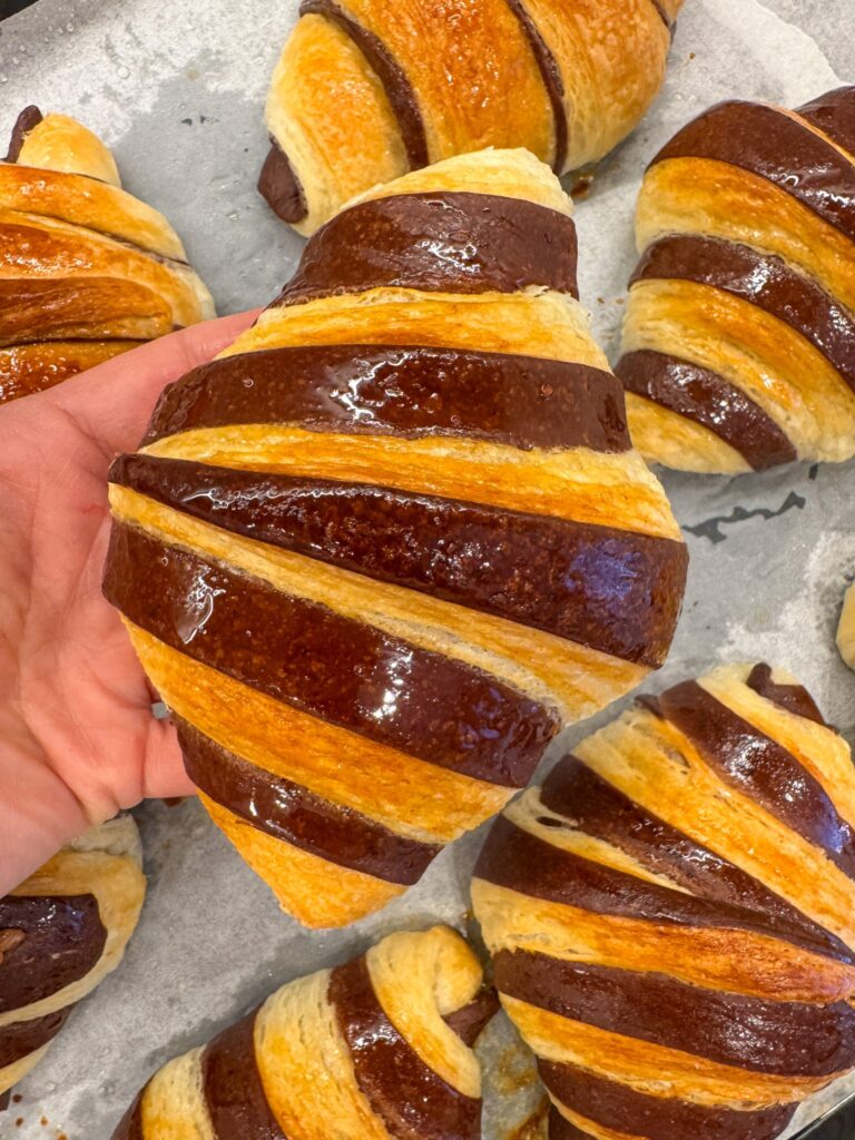 Cornetti bicolore pronti per il forno