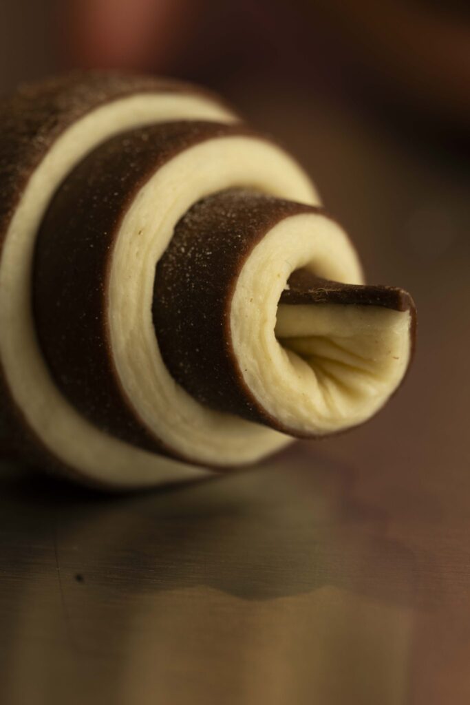 Cornetto bicolore arrotolato, primo piano