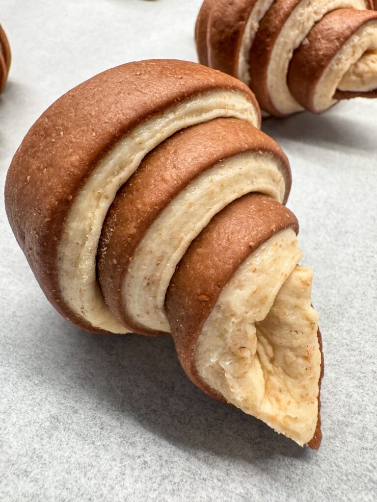 Cornetto bicolore crudo in primo piano