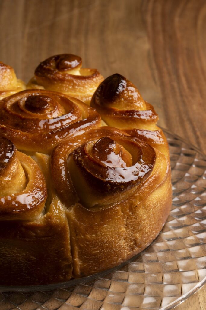 Torta di rose lucida appena sfornata